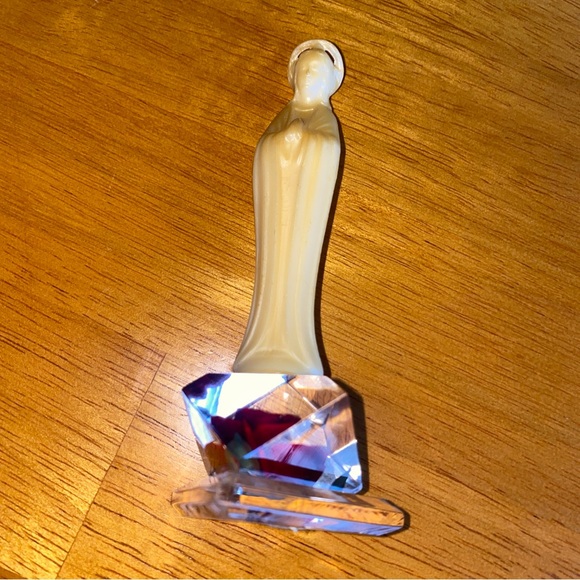 Bircraft Plastic Praying Madonna Lucite Base Hand Carved Red Rose handcrafted - Picture 12 of 12